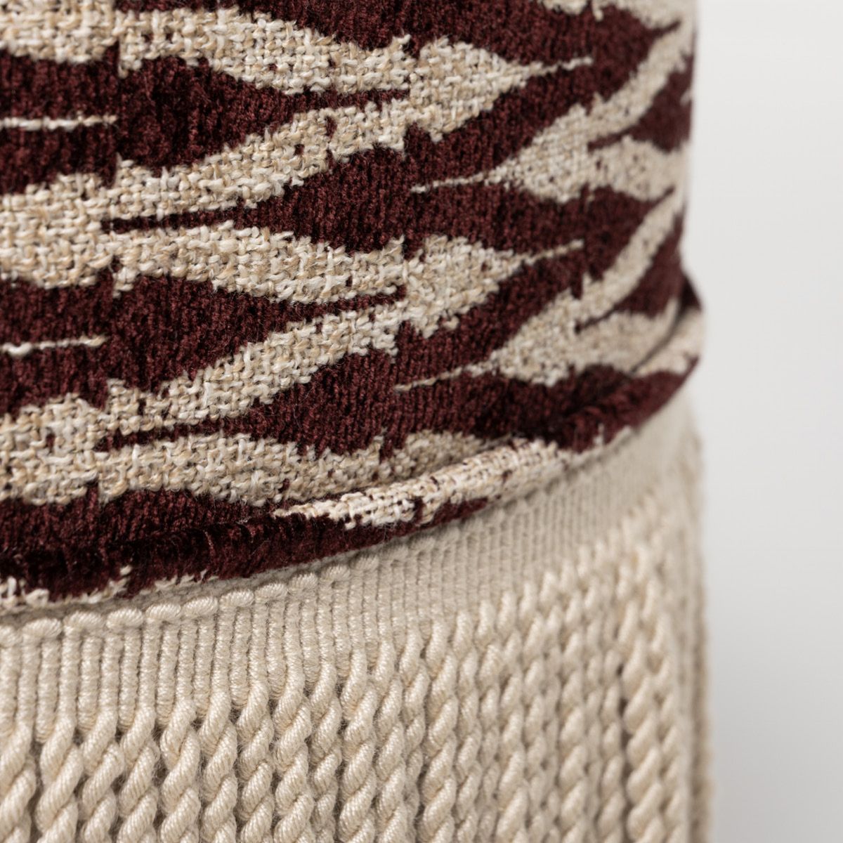Nouvelle puff (ø43 h48) Floris 06 burgunder/beige, med frynser - bestillingsvare
