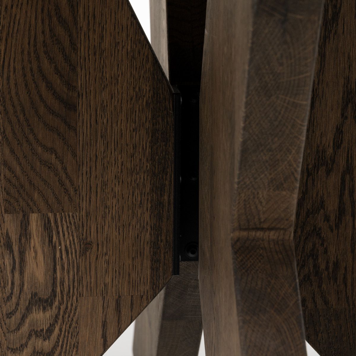 Aspen rundt spisebord ø140 (340) med 4 tilleggsplater røkt heltre eik