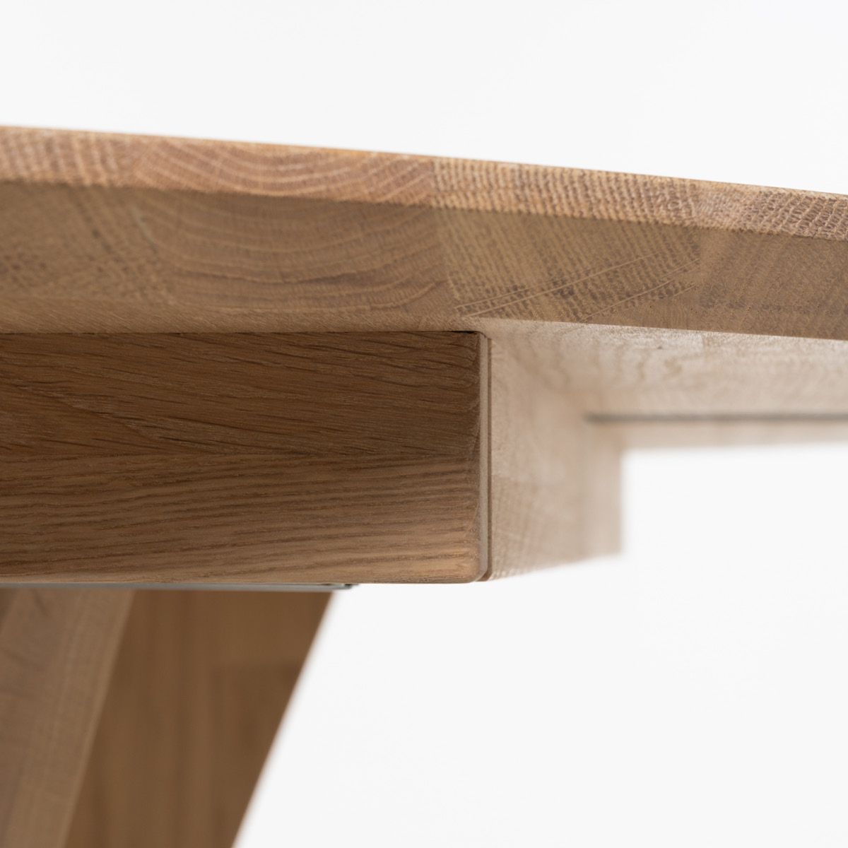 Aspen rundt spisebord ø120 (320) med 4 tilleggsplater hvitoljet heltre eik