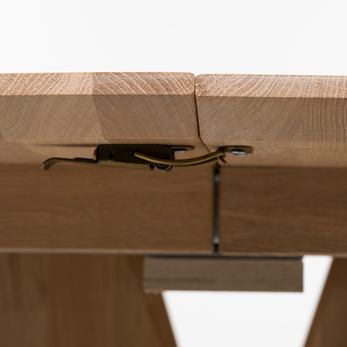 Aspen rundt spisebord ø120 (220) med 2 tilleggsplater hvitoljet heltre eik